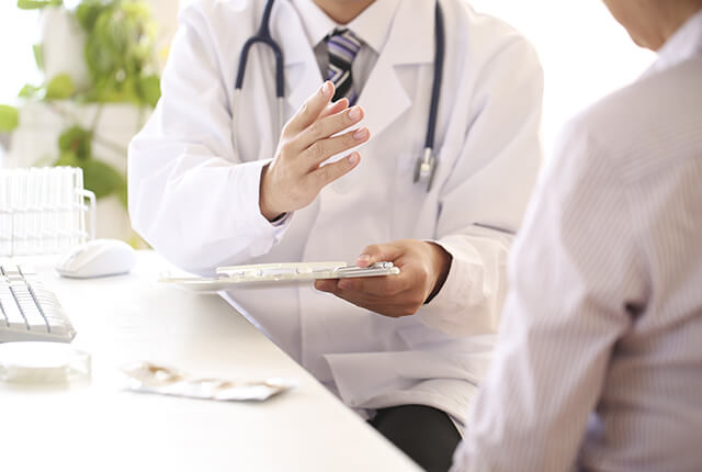 患者の診察を行う医師のイメージ