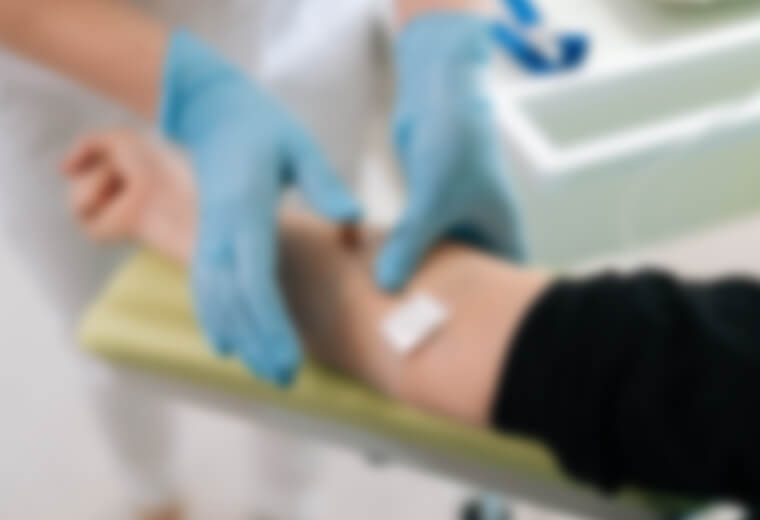 患者に点滴を行う医師のイメージ