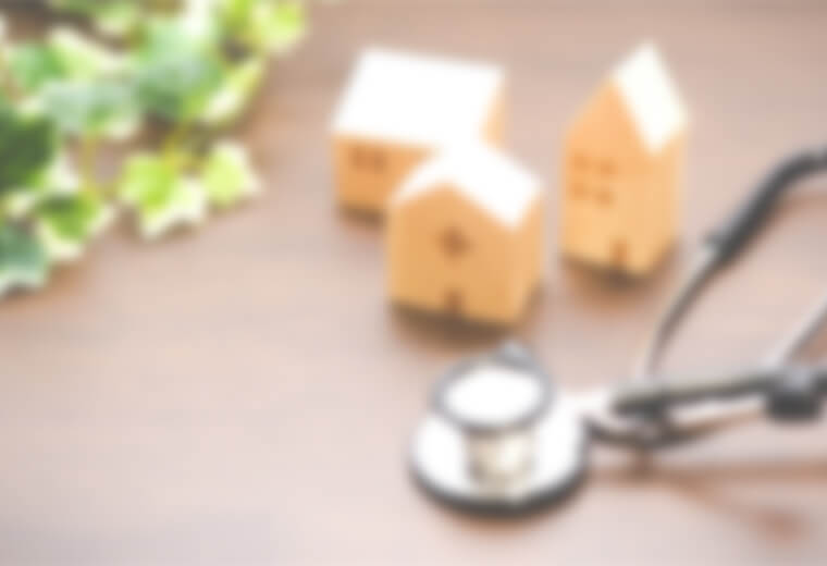 家の模型と聴診器のイメージ