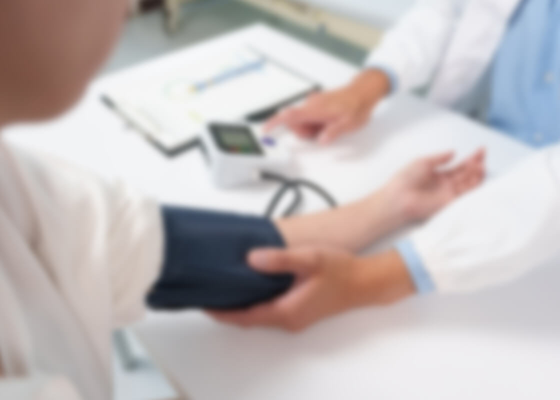 患者の血圧を測る医師のイメージ
